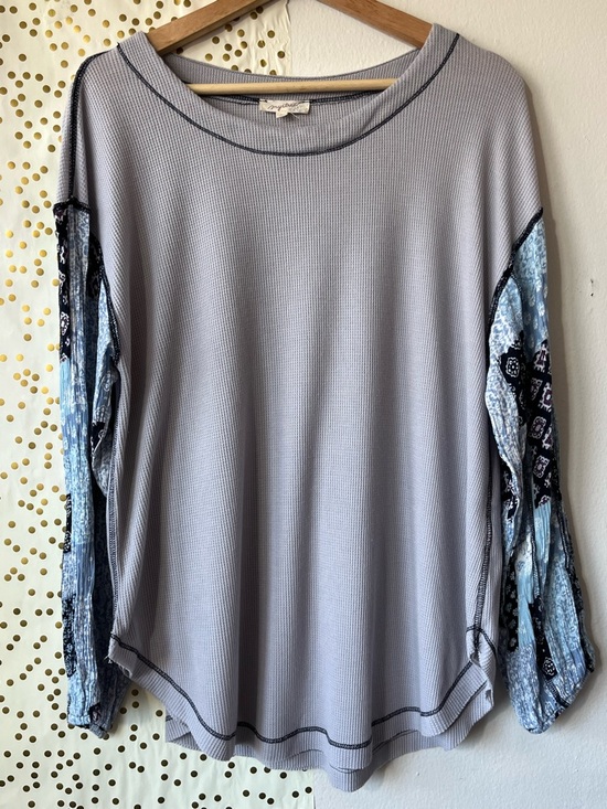 Mystree Tops - Mystree Lightweight Waffle Top with Gray Blue Patterned Sleeves Raw Hem size